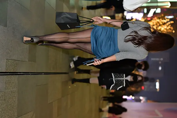 [魔镜街拍] 157 蓝色包臀裙黑丝美女 - 魔镜街拍